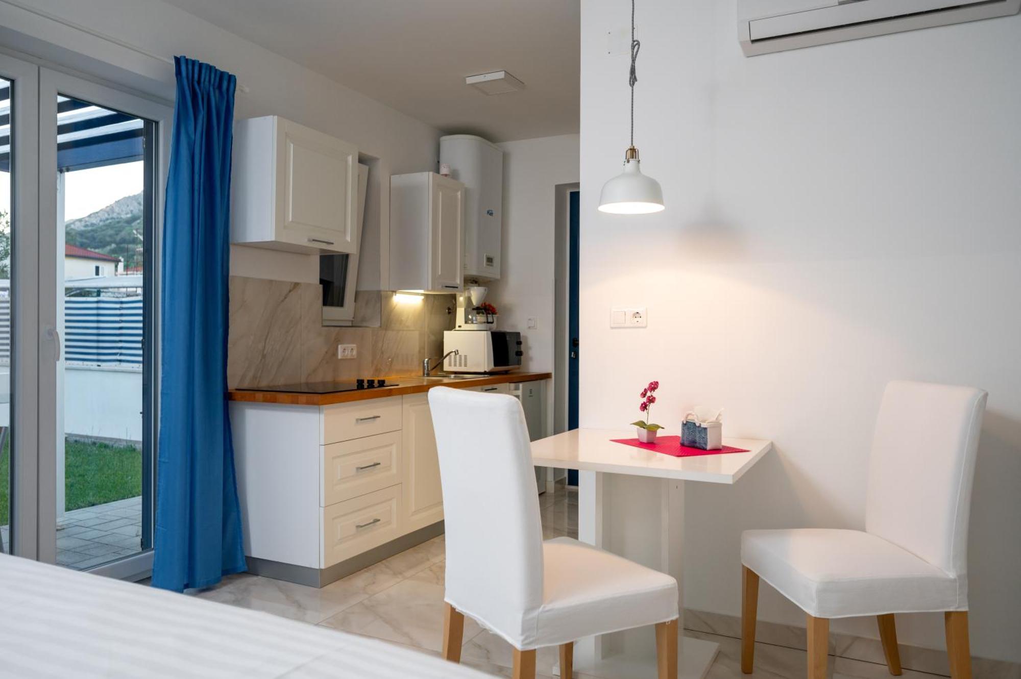 Adorami Apartments Baska  Bilik gambar